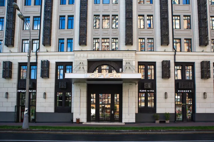 Вход LOFT FM с Нижегородской улицы — ориентир при подходе от метро