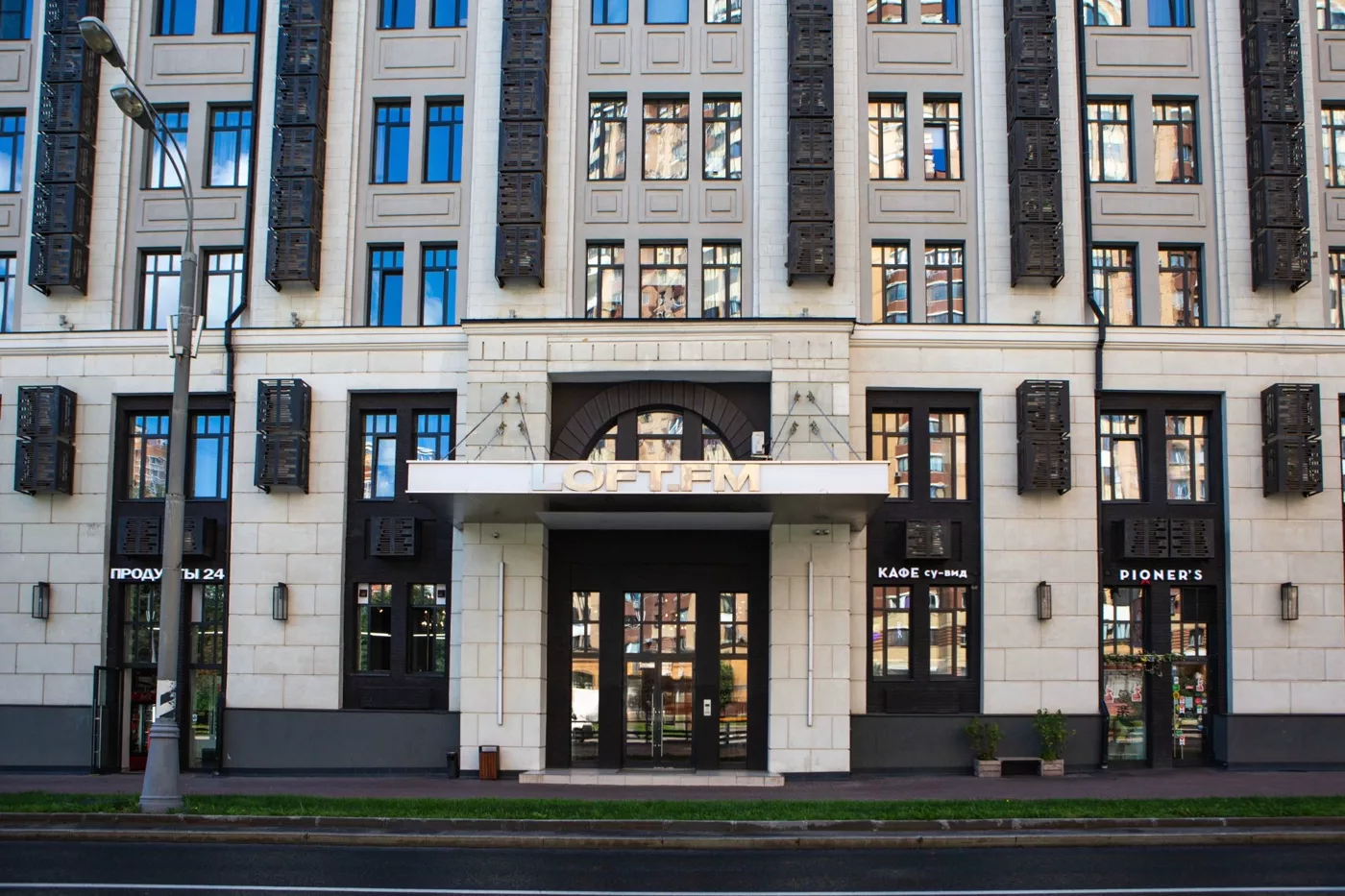 Вход LOFT FM с Нижегородской улицы — ориентир при подходе от метро