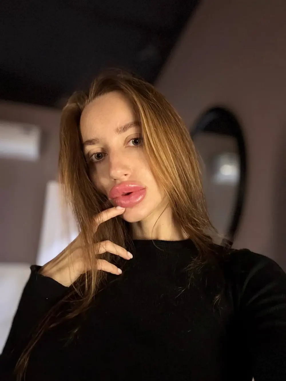 Элиза в спокойном домашнем портрете