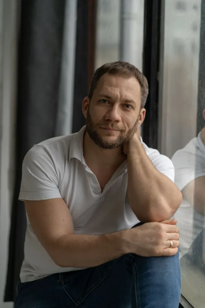Кирилл Гулиенко — Портрет у окна