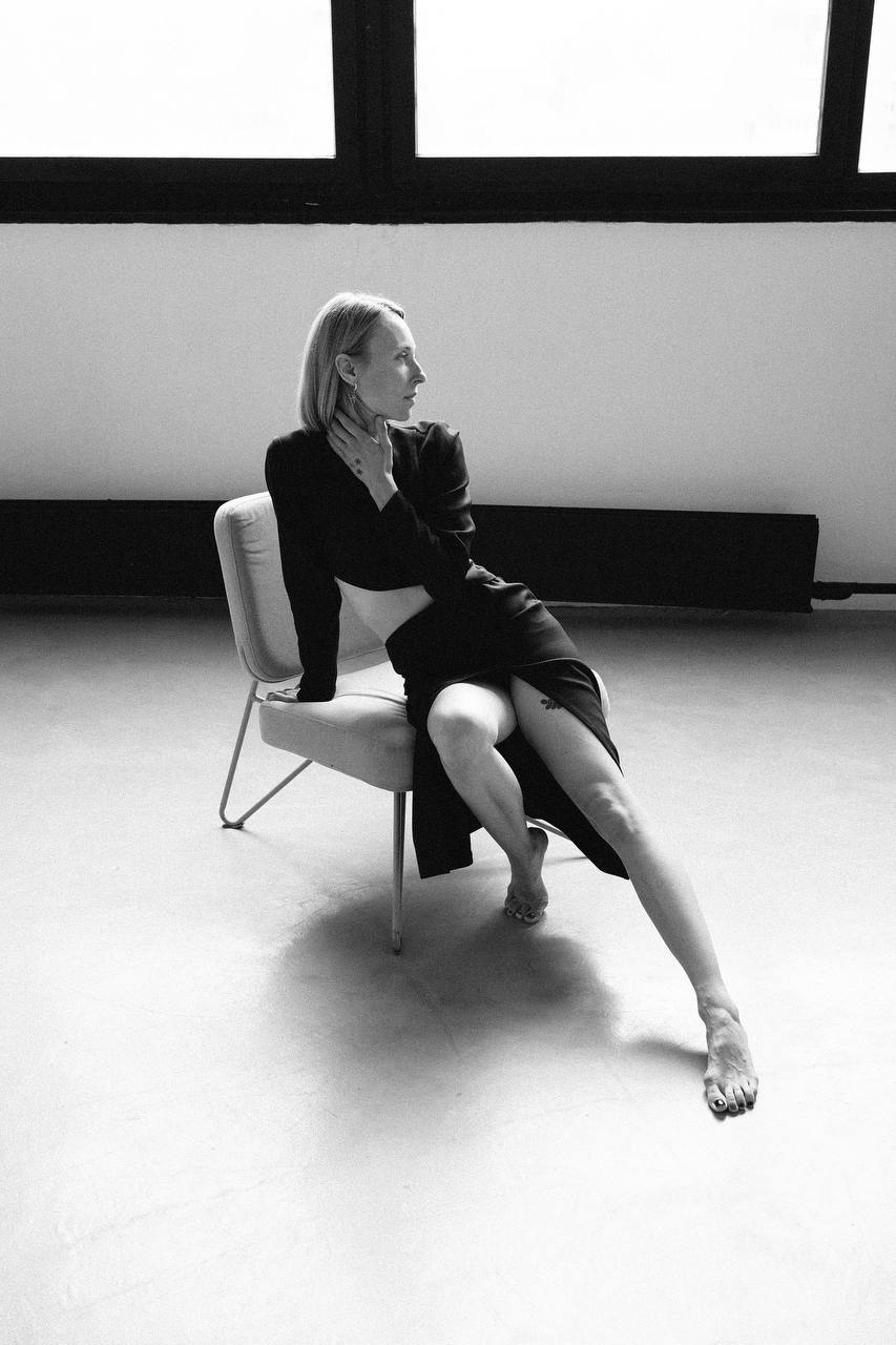 Марина Белоклокова — чёрно-белый портрет на стуле у окна