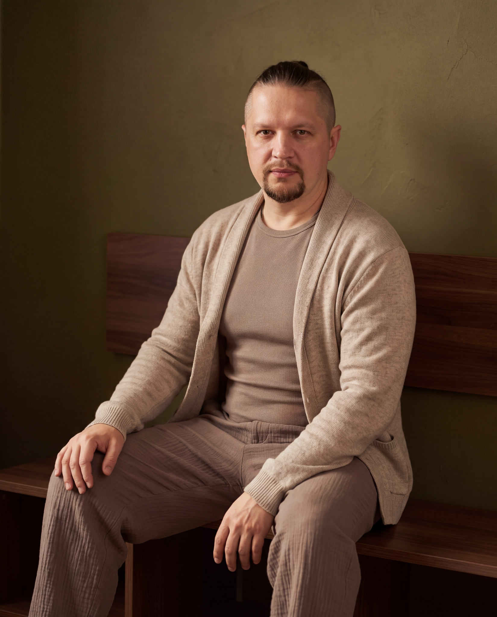Олег Макеев — портрет сидя в бежевой одежде