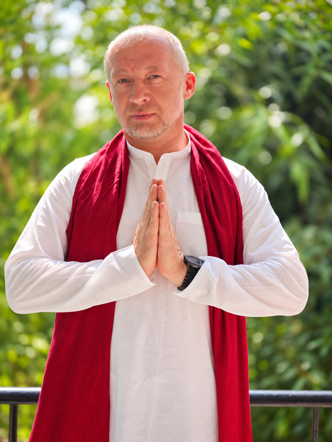 Юрий Яшунин (Swami Anand Shiv) — Портрет на природе, белая рубашка, красный шарф